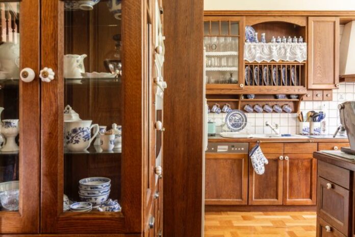 effective tips for using a display cabinet to minimize clutter