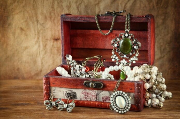 maintenance and preservation tips for evergreen vintage jewelry