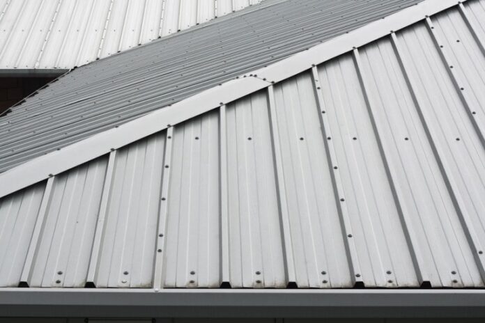 the top signs your commercial roof needs repairs or replacement